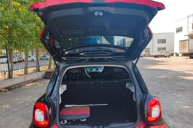 Used smart forfour 2018 1.0L 52 kW Dynamic Edition Trunk