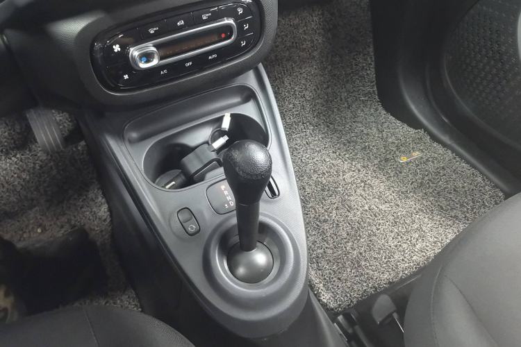 Used smart forfour 2018 1.0L 52 kW Dynamic Edition Interior 3