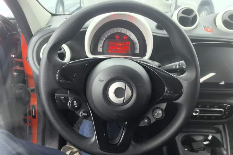 Used smart forfour 2018 1.0L 52 kW Dynamic Edition Interior 4