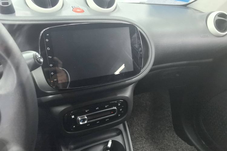 Used smart forfour 2018 1.0L 52 kW Dynamic Edition Interior 8