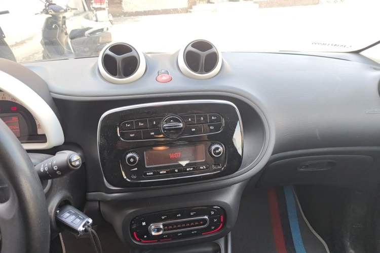 Used smart forfour 2018 1.0L 52 kW Dynamic Edition Audio And AC Panel
