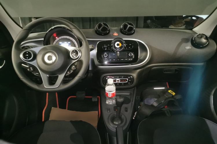 Used smart forfour 2018 1.0L 52kW Passion Edition Center Console