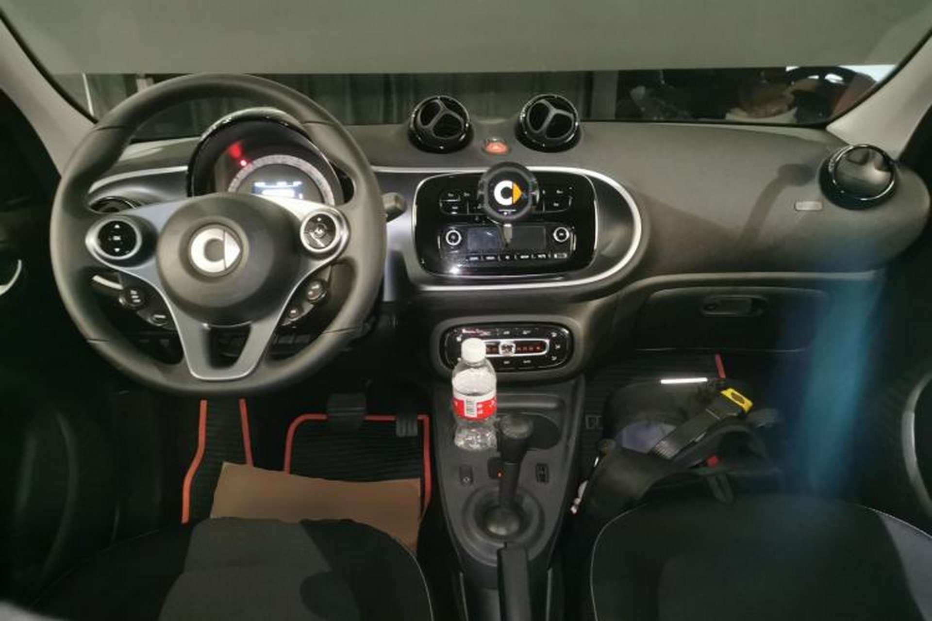 Used smart forfour 2018 1.0L 52kW Passion Edition Center Console