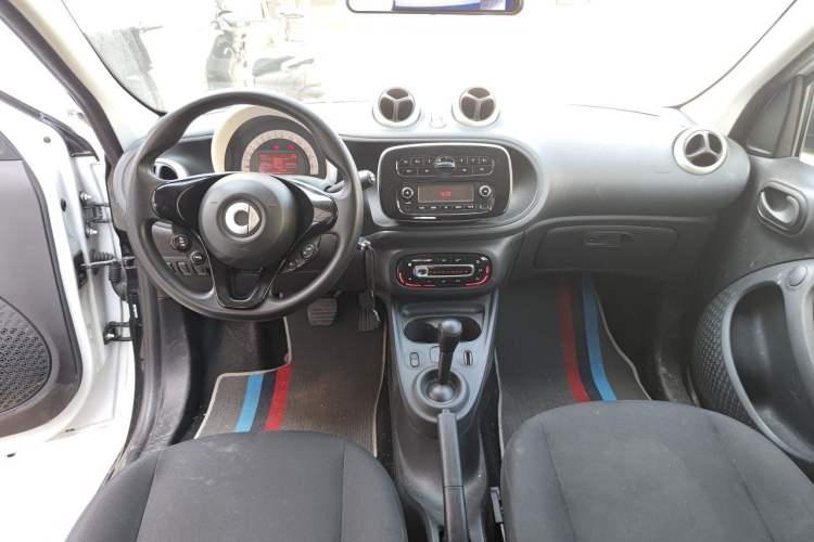 Used smart forfour 2018 1.0L 52 kW Dynamic Edition Center Console