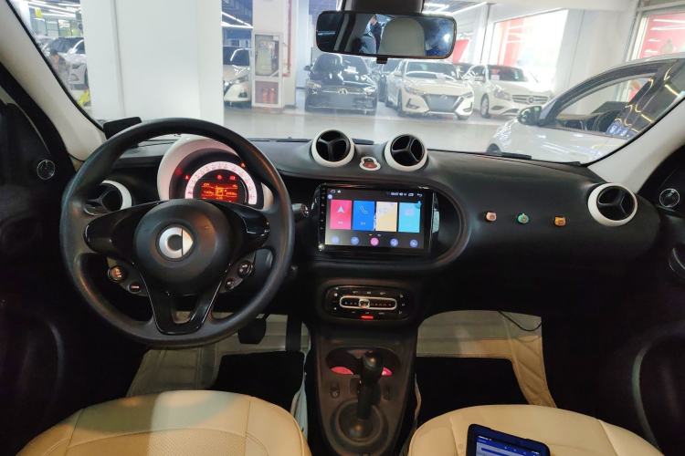 Used smart forfour 2018 1.0L 52 kW Dynamic Edition Center Console