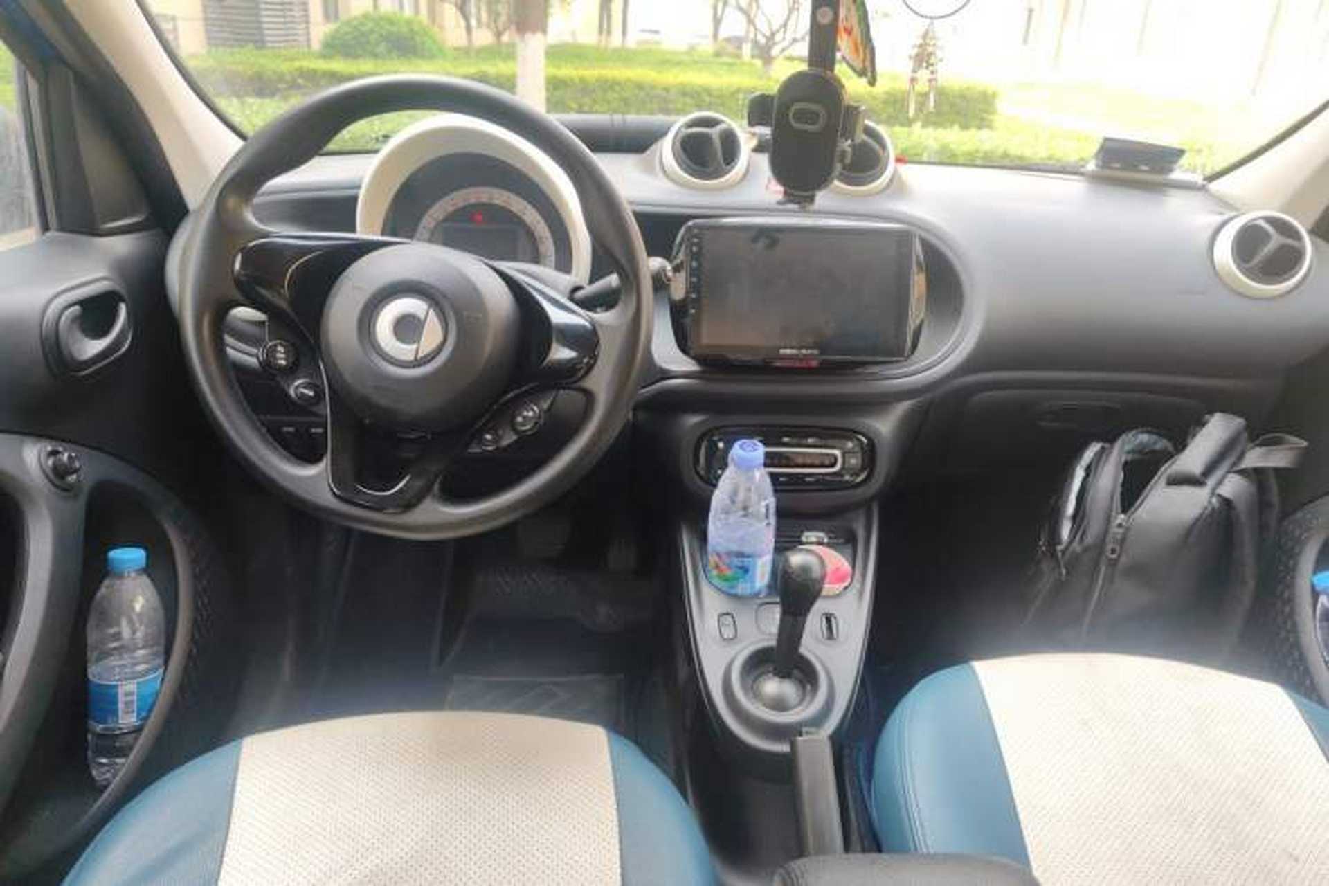 Used smart forfour 2018 1.0L 52 kW Dynamic Edition Center Console