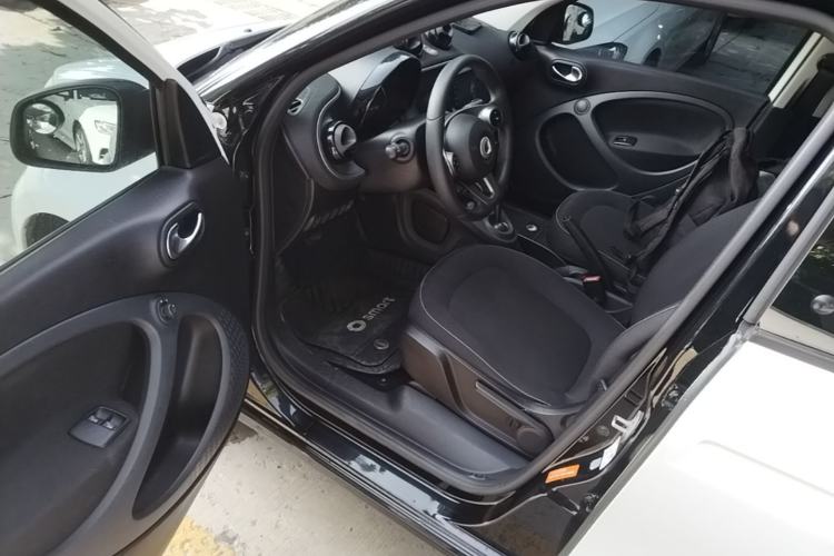 Used smart forfour 2018 1.0L 52kW Passion Edition Driver Seat