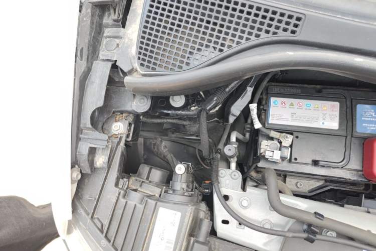 Used smart forfour 2018 1.0L 52 kW Dynamic Edition Engine Bay Right