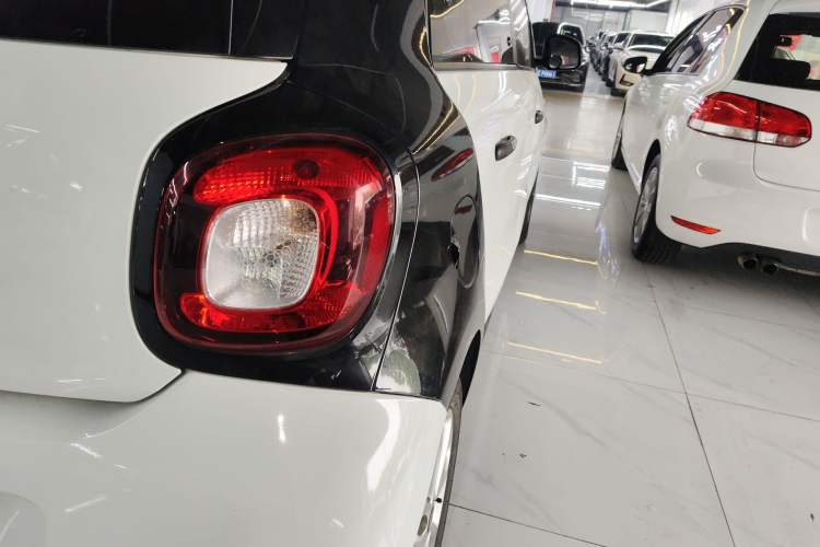 Used smart forfour 2018 1.0L 52 kW Dynamic Edition Exterior 3