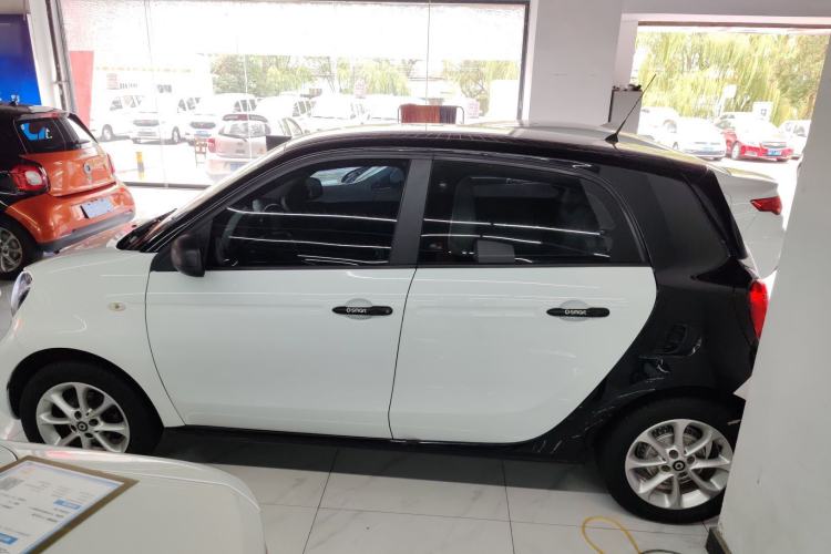 Used smart forfour 2018 1.0L 52 kW Dynamic Edition Exterior 3