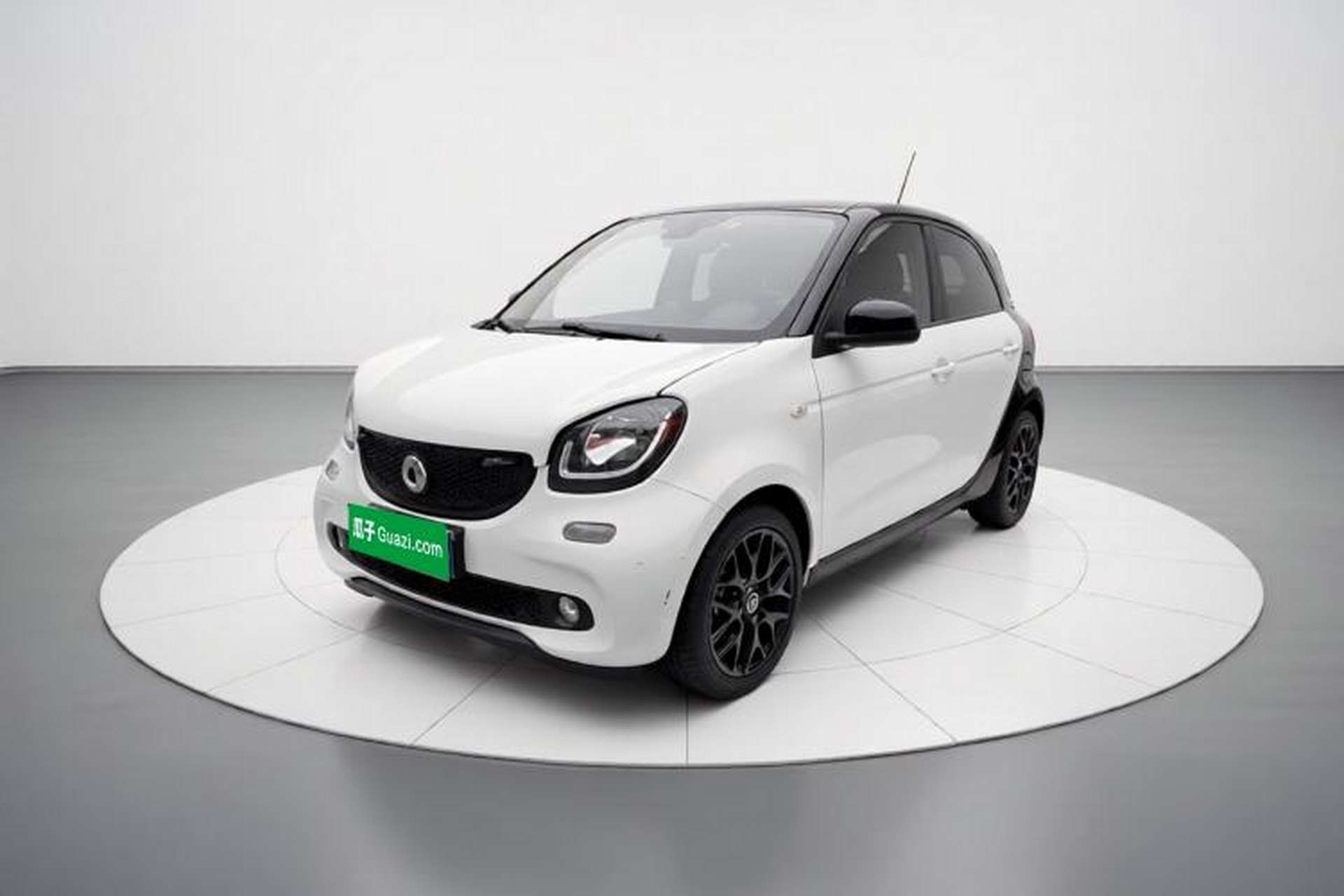Used smart forfour 2018 0.9T 66 kW Sharp Edition Front Left 45 Deg