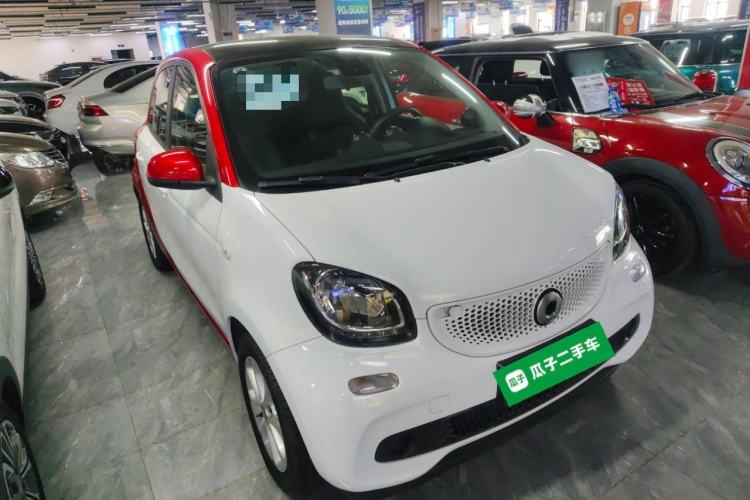 Used smart forfour 2018 0.9T 66 kW Pioneer Edition Front Right 45 Deg