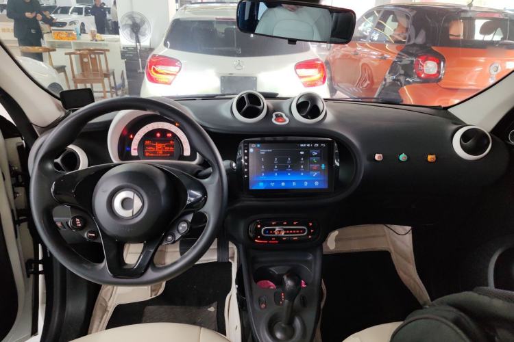 Used smart forfour 2018 1.0L 52 kW Dynamic Edition Interior 2