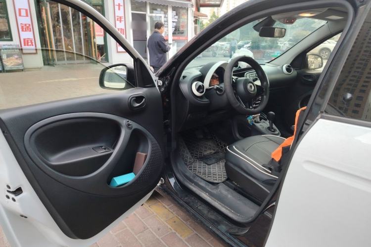 Used smart forfour 2018 1.0L 52 kW Dynamic Edition Interior 3