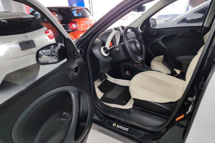 Used smart forfour 2018 1.0L 52 kW Dynamic Edition Interior 3