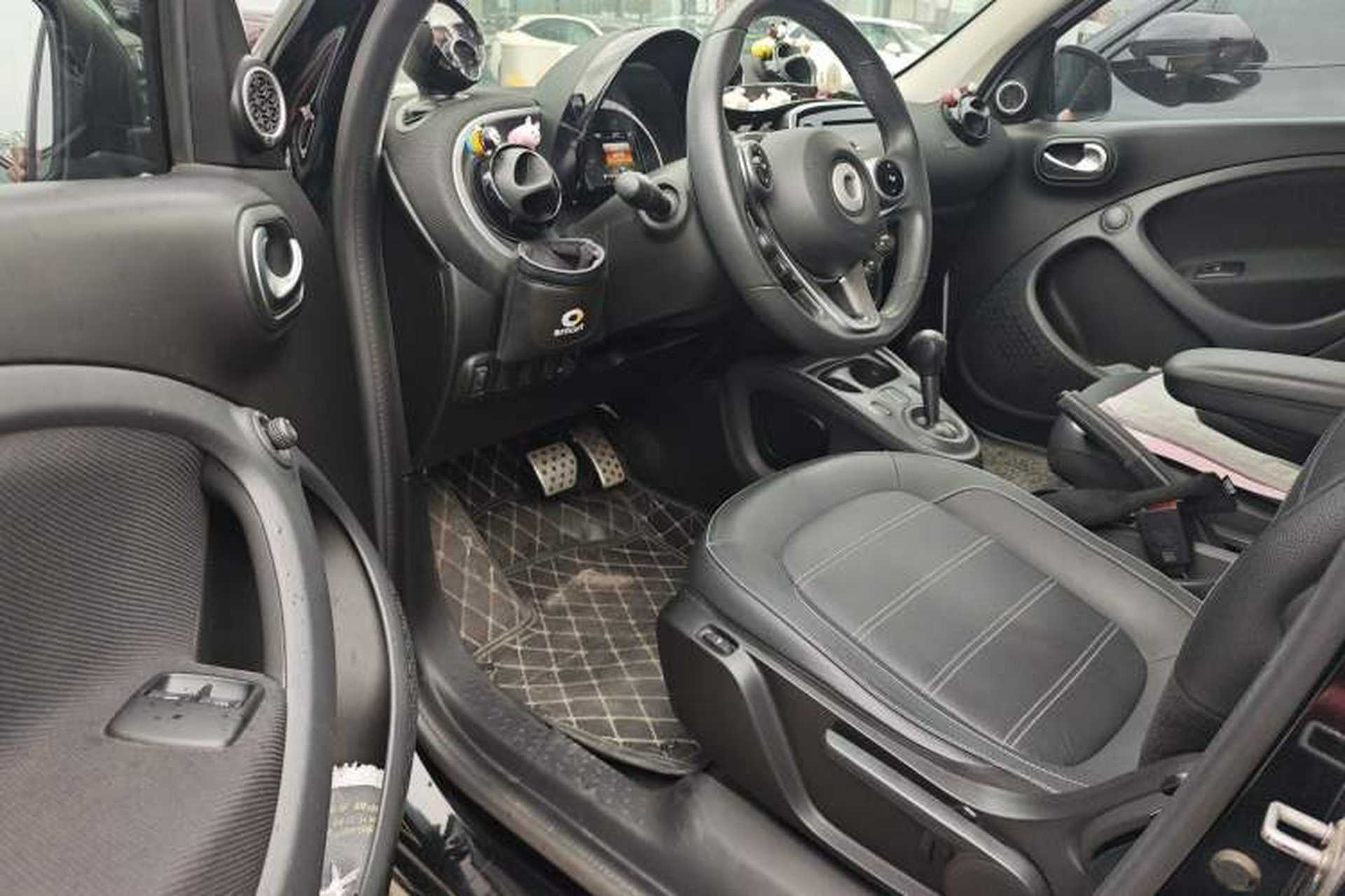 Used smart forfour 2018 0.9T 66 kW Sharp Edition Interior 3