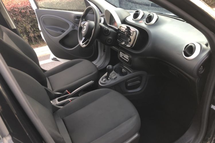 Used smart forfour 2018 1.0L 52 kW Dynamic Edition Interior 6