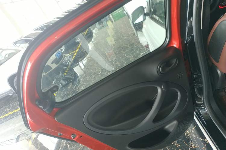 Used smart forfour 2018 1.0L 52 kW Dynamic Edition Interior 8