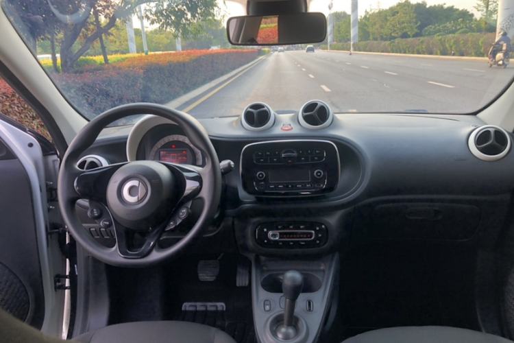 Used smart forfour 2018 1.0L 52 kW Dynamic Edition Interior 8