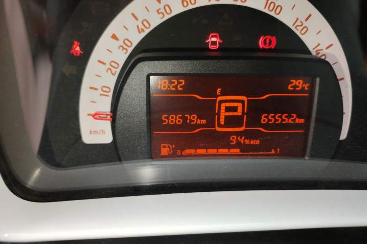 Used smart forfour 2018 1.0L 52 kW Dynamic Edition Odometer Close Up