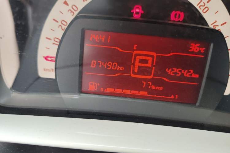 Used smart forfour 2018 1.0L 52 kW Dynamic Edition Odometer Close Up