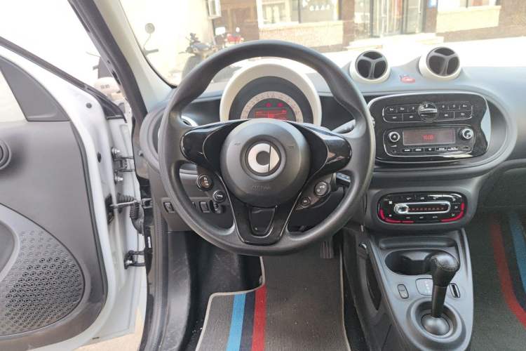 Used smart forfour 2018 1.0L 52 kW Dynamic Edition Steering Wheel