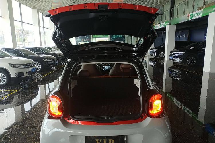 Used smart forfour 2018 1.0L 52 kW Dynamic Edition Trunk