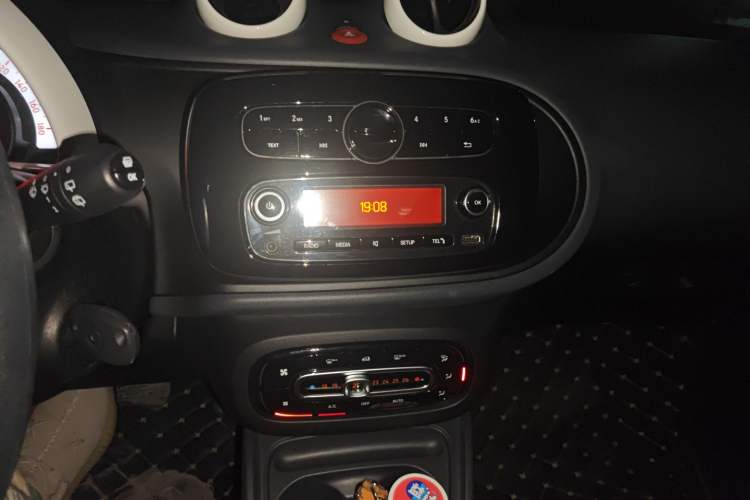 Used smart forfour 2018 1.0L 52 kW Dynamic Edition Audio And AC Panel