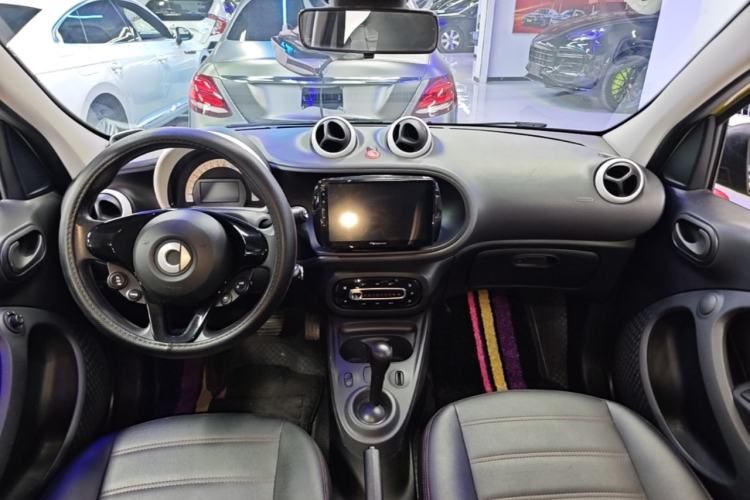 Used smart forfour 2018 1.0L 52 kW Dynamic Edition Center Console