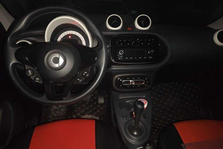 Used smart forfour 2018 1.0L 52 kW Dynamic Edition Center Console