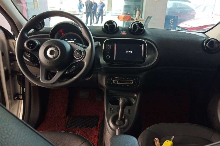 Used smart forfour 2018 0.9T 66 kW Pioneer Edition Center Console