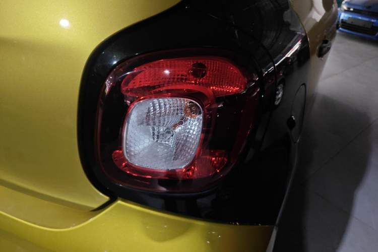 Used smart forfour 2018 1.0L 52 kW Dynamic Edition Exterior 6