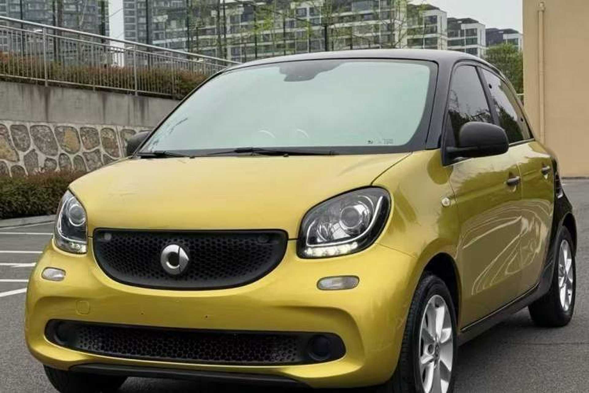 Used smart forfour 2018 1.0L 52 kW Dynamic Edition Front Left 45 Deg