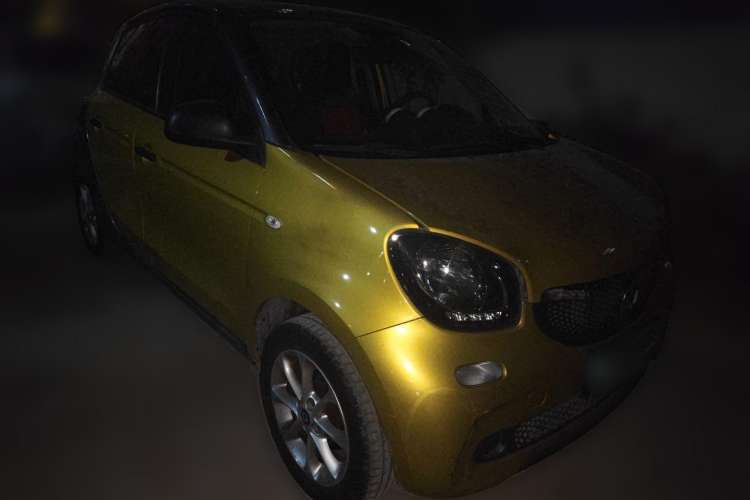 Used smart forfour 2018 1.0L 52 kW Dynamic Edition Front Right 45 Deg