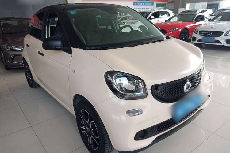 Used smart forfour 2018 0.9T 66 kW Pioneer Edition Front Right 45 Deg