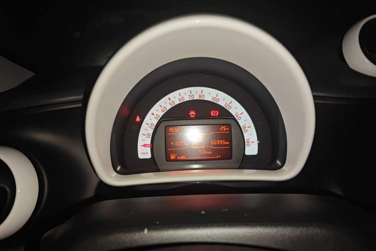 Used smart forfour 2018 1.0L 52 kW Dynamic Edition Instrument Cluster