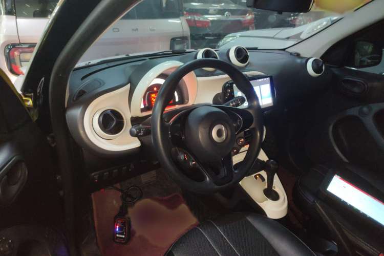 Used smart forfour 2018 1.0L 52 kW Dynamic Edition Interior 2