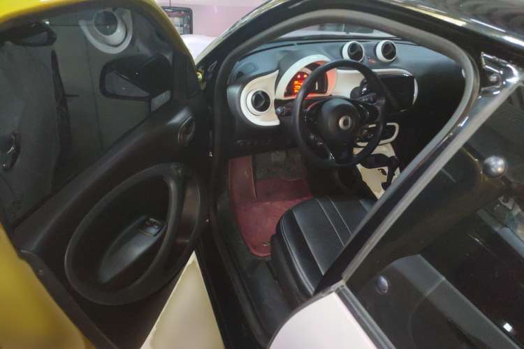 Used smart forfour 2018 1.0L 52 kW Dynamic Edition Interior 3