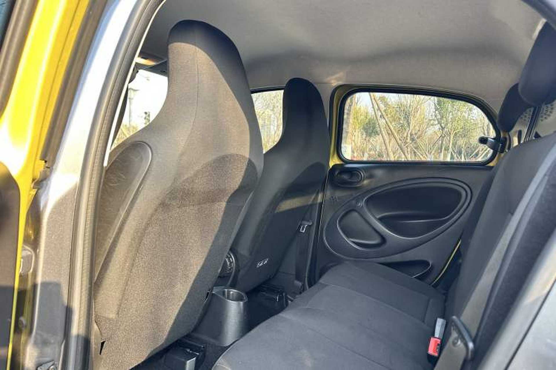 Used smart forfour 2018 1.0L 52 kW Dynamic Edition Interior 4