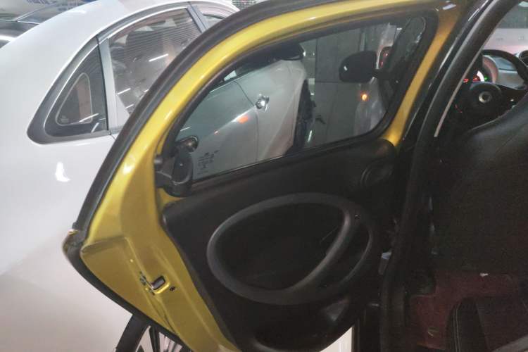 Used smart forfour 2018 1.0L 52 kW Dynamic Edition Interior 8