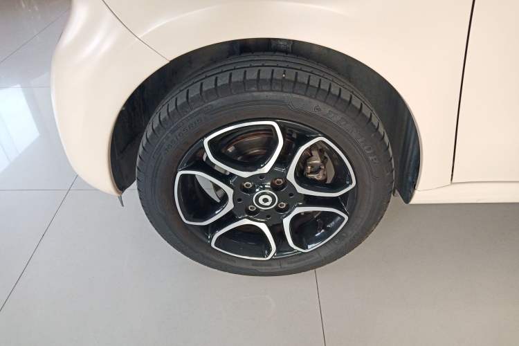 Used smart forfour 2018 0.9T 66 kW Pioneer Edition Left Front Wheel Hub