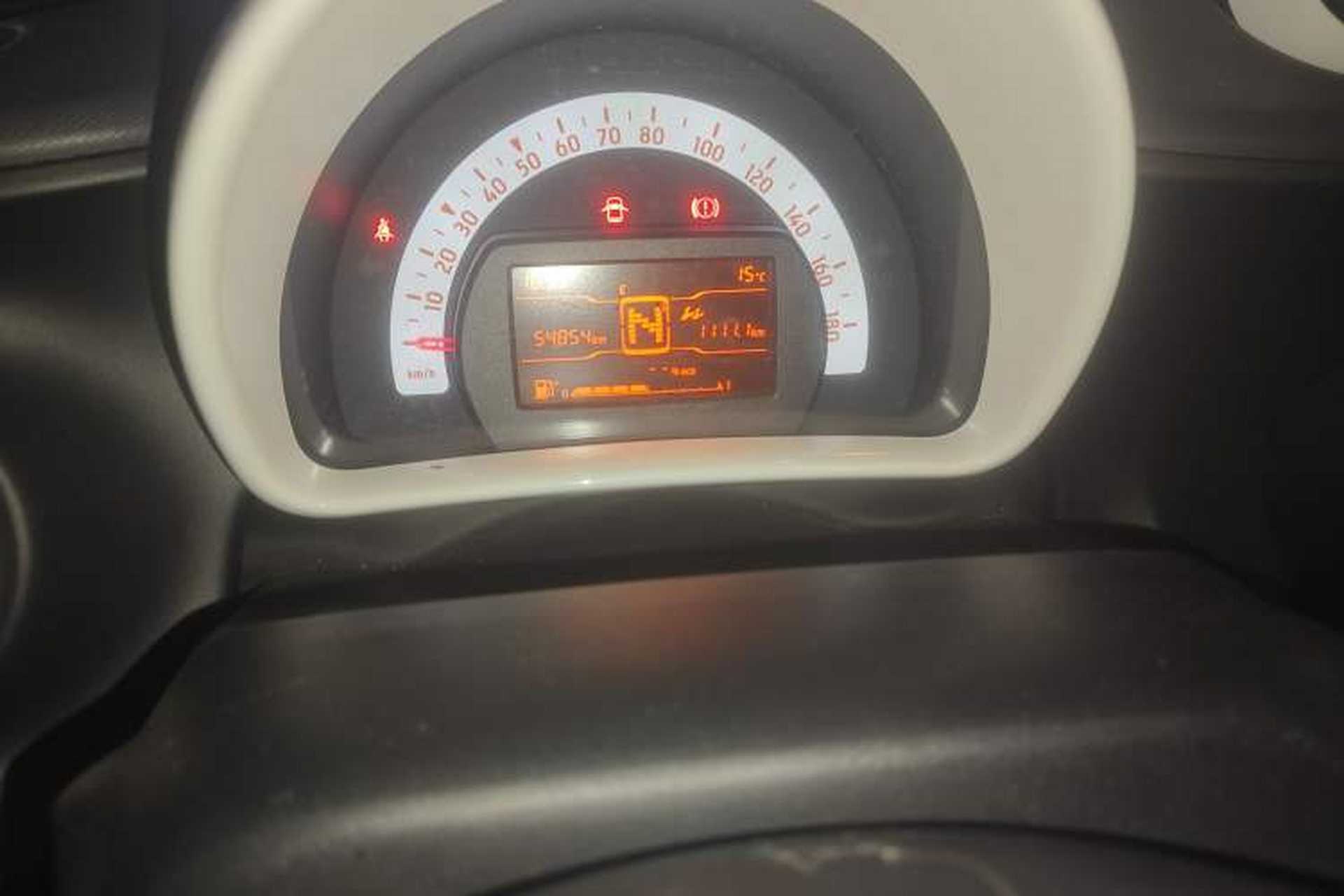 Used smart forfour 2018 1.0L 52 kW Dynamic Edition Odometer Close Up