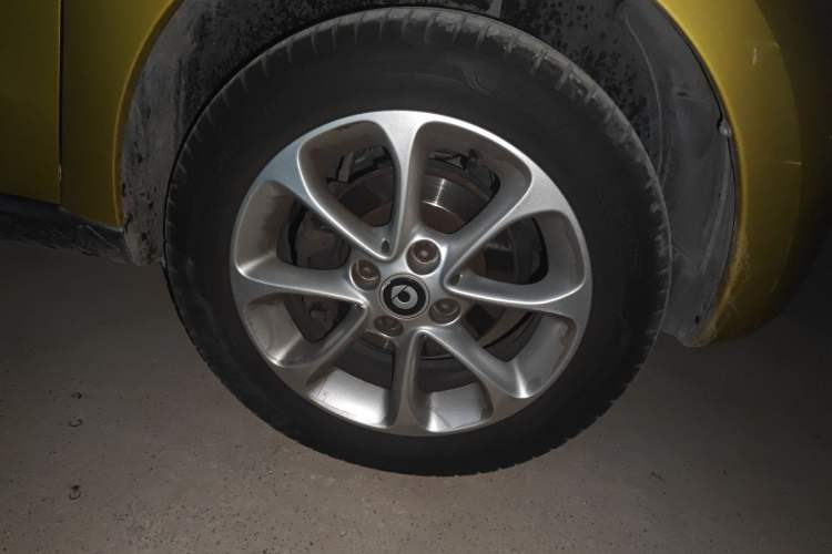 Used smart forfour 2018 1.0L 52 kW Dynamic Edition Right Front Wheel Hub