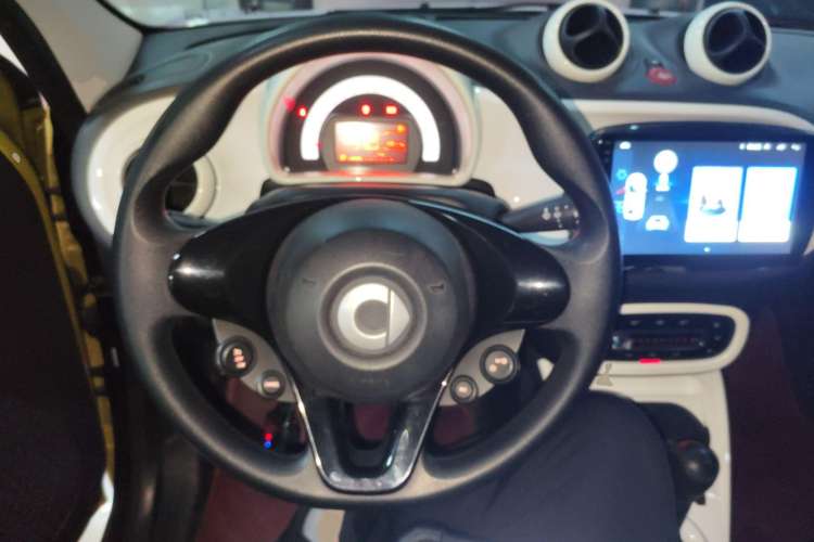 Used smart forfour 2018 1.0L 52 kW Dynamic Edition Steering Wheel