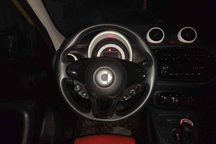 Used smart forfour 2018 1.0L 52 kW Dynamic Edition Steering Wheel