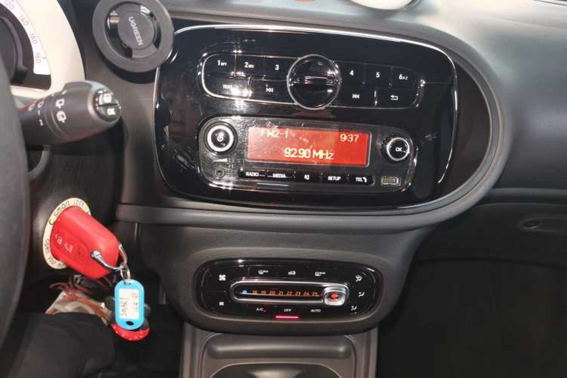 Used smart fortwo 2015 1.0L 52 kW hardtop Dynamic version Audio And AC Panel