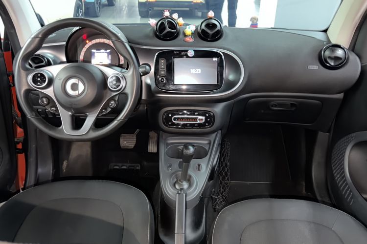 Used smart fortwo 2019 0.9T 66kW Hardtop Engine Version China VI Emission Standard Center Console