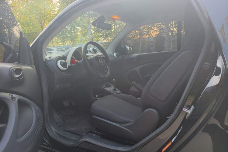 Used smart fortwo 2018 1.0L 52kW Hardtop Dynamic Version China V Interior 3