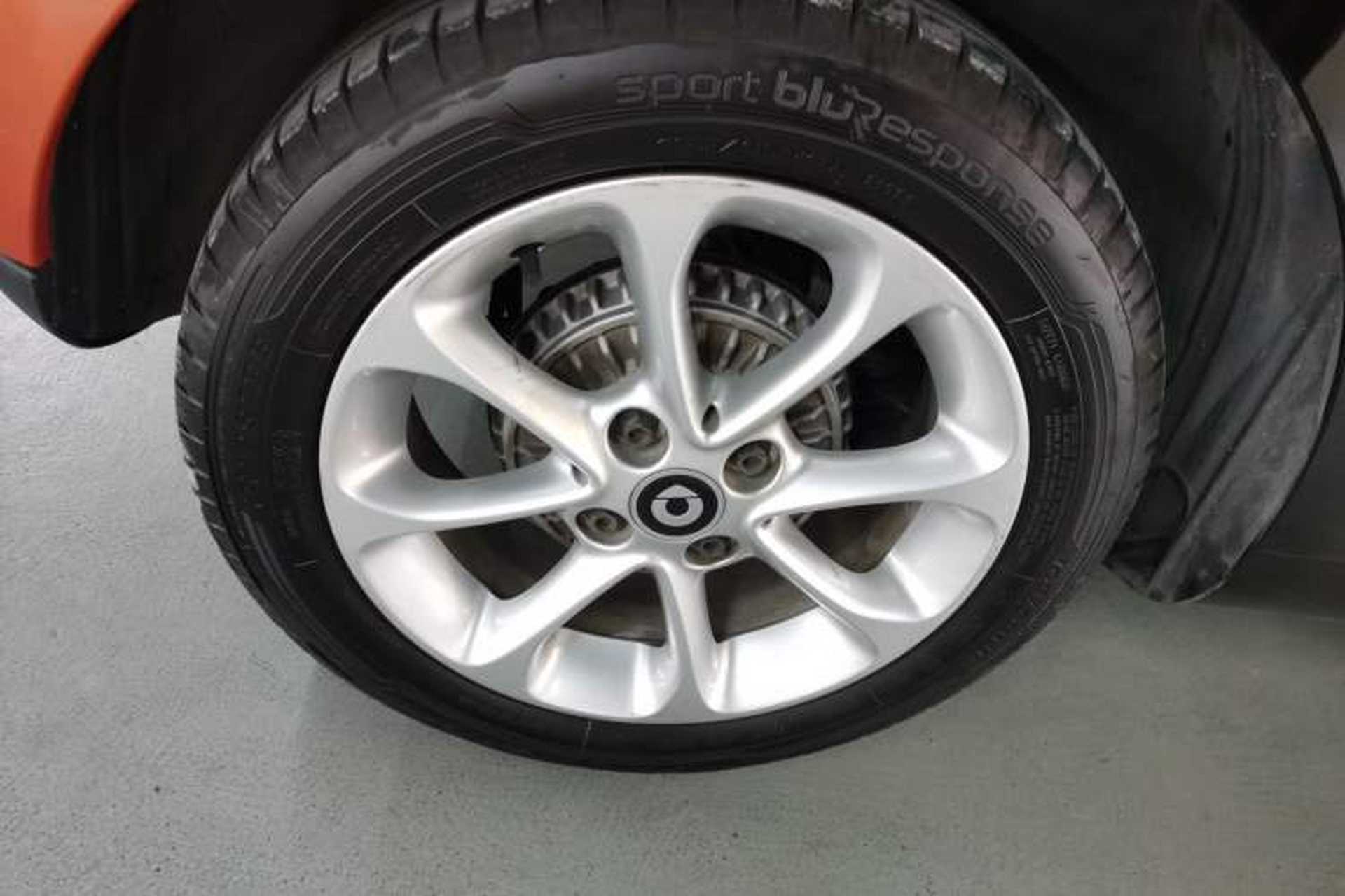 Used smart fortwo 2015 1.0L 52 kW hardtop Dynamic version Right Rear Wheel Hub