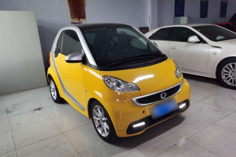 Used smart fortwo 2012 1.0 MHD Hardtop Passion Edition Front Right 45 Deg